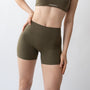 Shorts sportivi verdi da donna indossati a vita alta: tessuto elasticizzato, morbido e confortevole, perfetti per fitness, yoga, pilates e allenamenti di ogni intensità.
