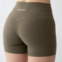Shorts sportivi verdi da donna indossati a vita alta: tessuto elasticizzato, morbido e confortevole, perfetti per fitness, yoga, pilates e allenamenti di ogni intensità.