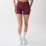 Shorts sportivi rossi da donna indossati a vita alta: tessuto elasticizzato, morbido e confortevole, perfetti per fitness, yoga, pilates e allenamenti di ogni intensità.