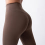 Shorts sportivi marroni da donna indossati a vita alta: tessuto elasticizzato, morbido e confortevole, perfetti per fitness, yoga, pilates e allenamenti di ogni intensità.