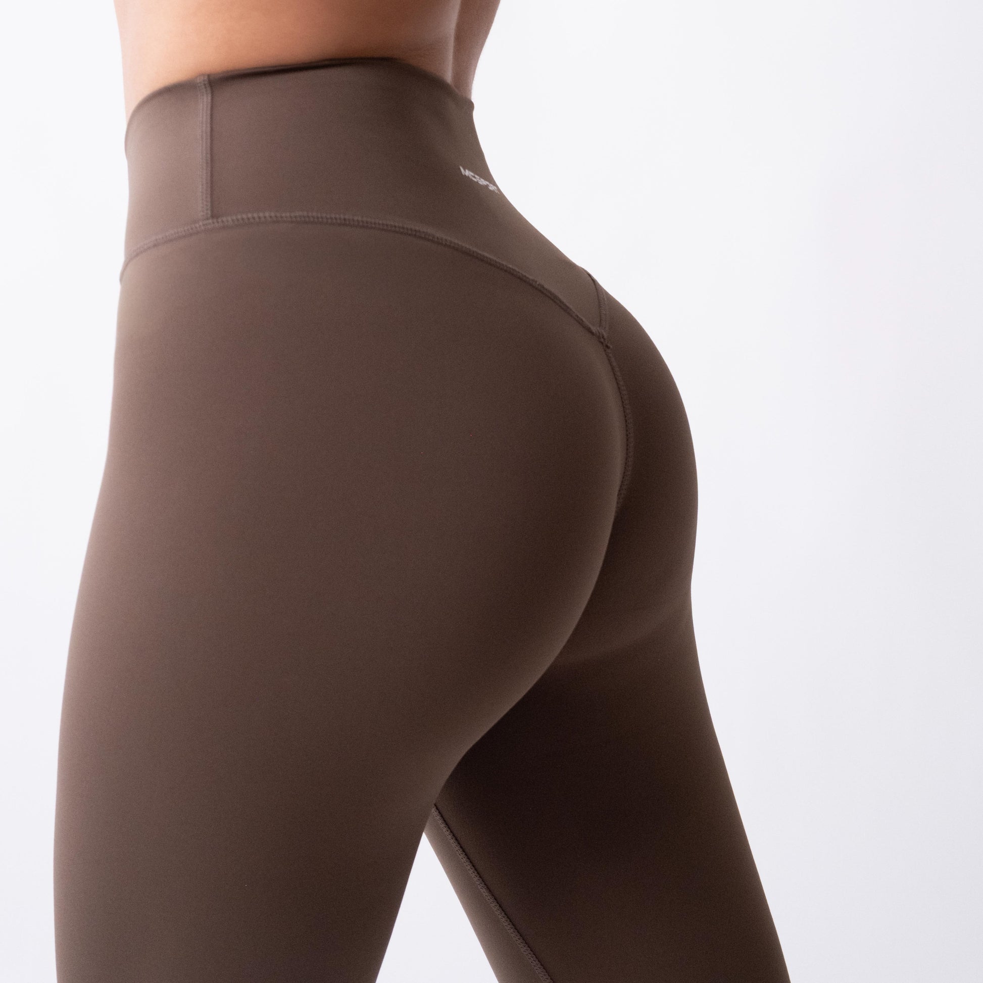Shorts sportivi marroni da donna indossati a vita alta: tessuto elasticizzato, morbido e confortevole, perfetti per fitness, yoga, pilates e allenamenti di ogni intensità.