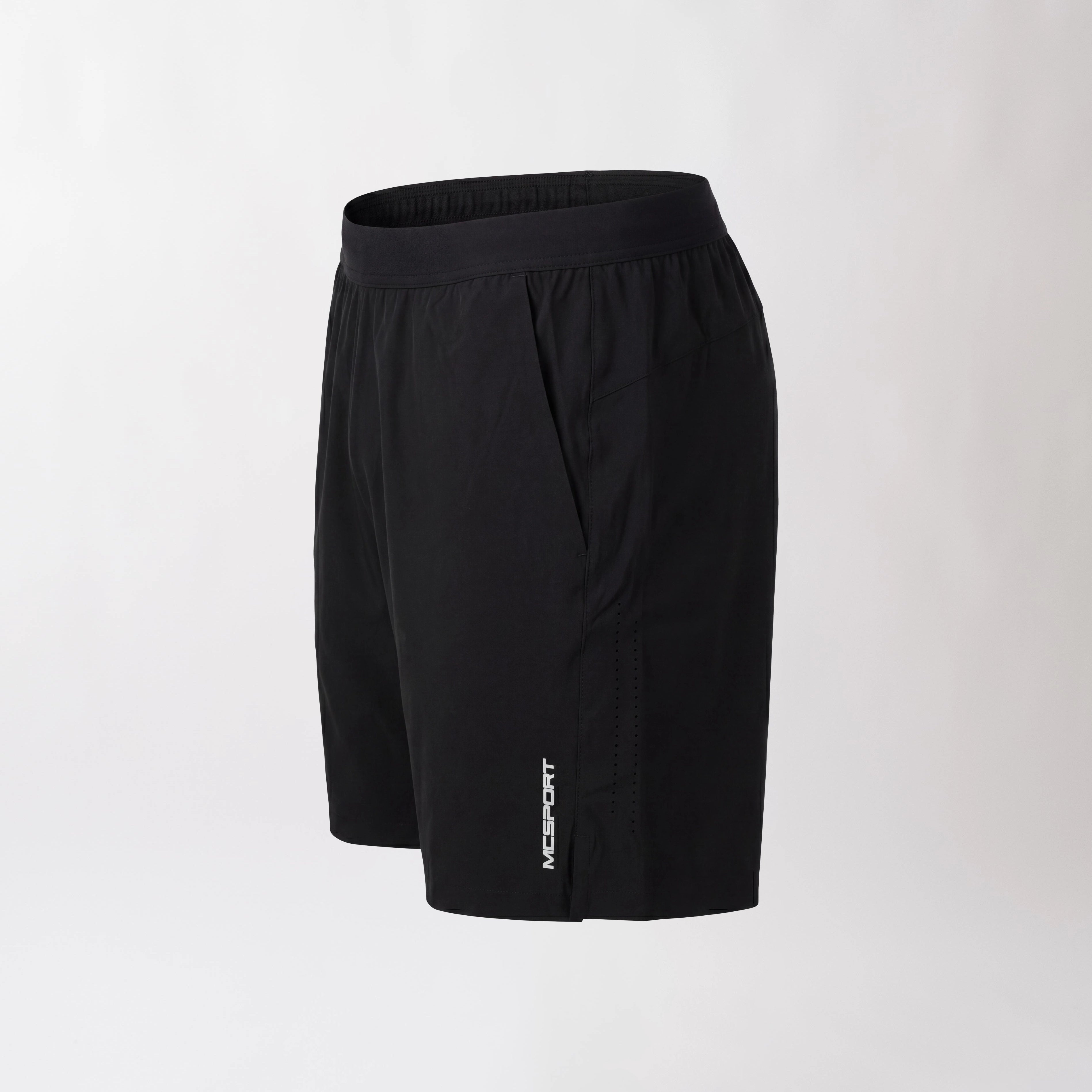 Pantaloncini neri sportivi da uomo con tessuto 4-way stretch, ventilazione laser, tasca con zip e massimo comfort per ogni allenamento.