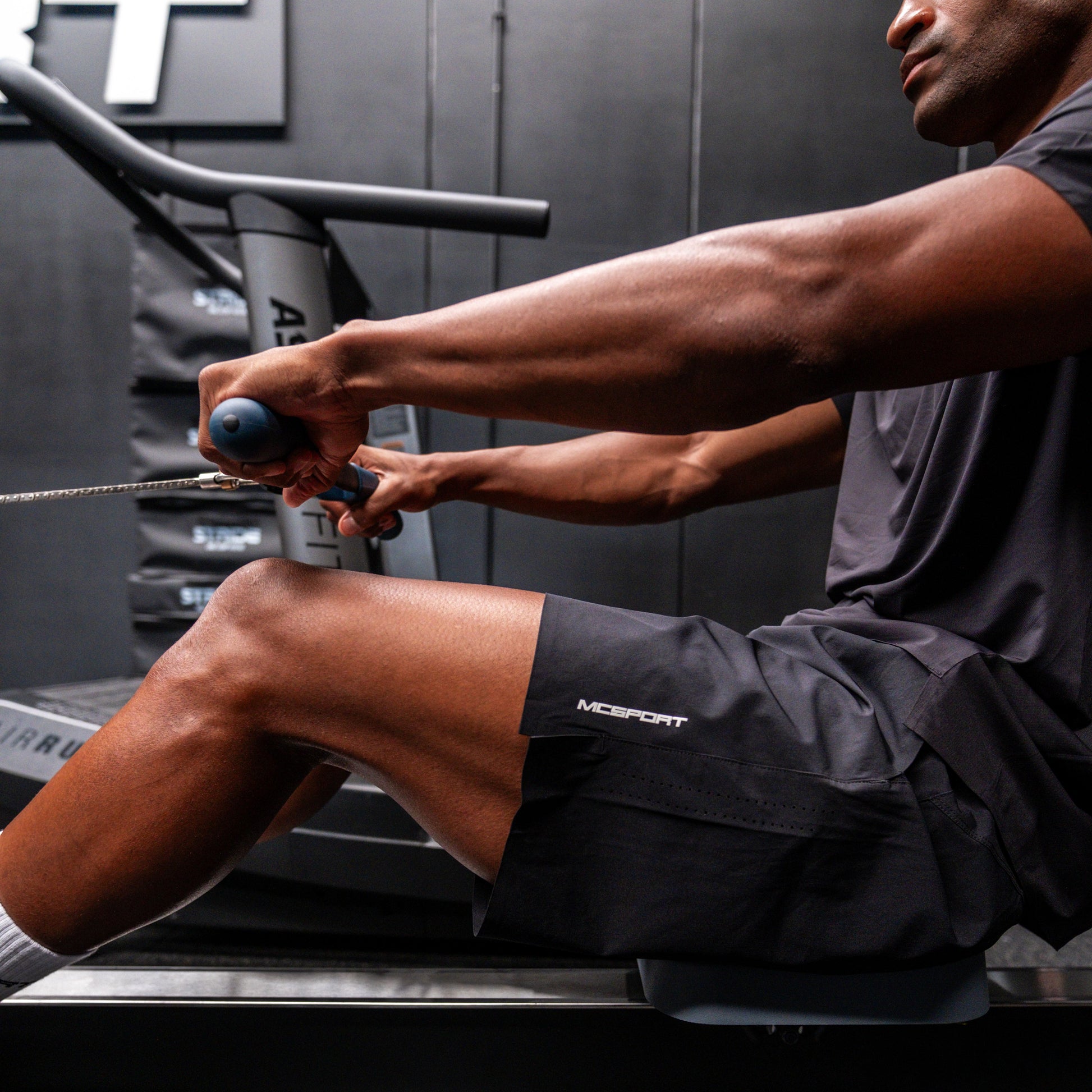 Pantaloncini neri sportivi da uomo indossati con tessuto 4-way stretch, ventilazione laser, tasca con zip e massimo comfort per ogni allenamento.