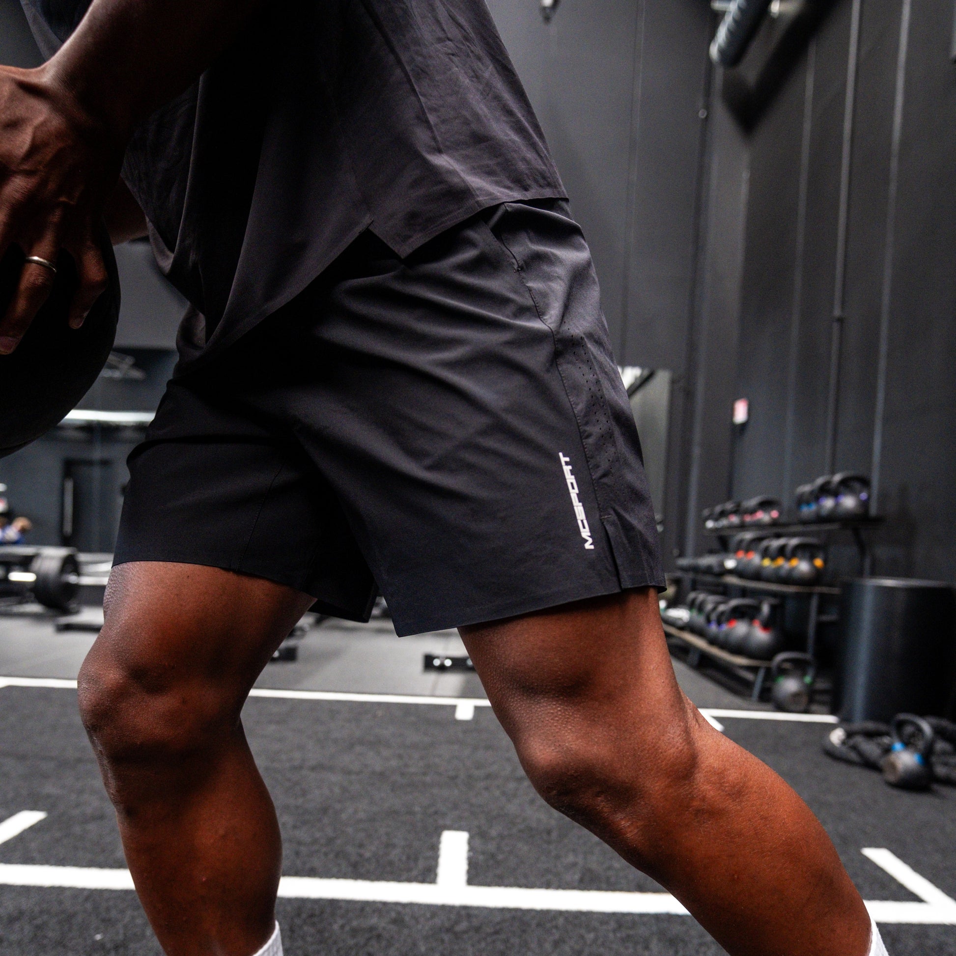 Pantaloncini neri sportivi da uomo indossati con tessuto 4-way stretch, ventilazione laser, tasca con zip e massimo comfort per ogni allenamento.