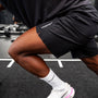 Pantaloncini neri sportivi da uomo indossati con tessuto 4-way stretch, ventilazione laser, tasca con zip e massimo comfort per ogni allenamento.