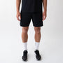 Pantaloncini neri sportivi da uomo indossati con tessuto 4-way stretch, ventilazione laser, tasca con zip e massimo comfort per ogni allenamento.