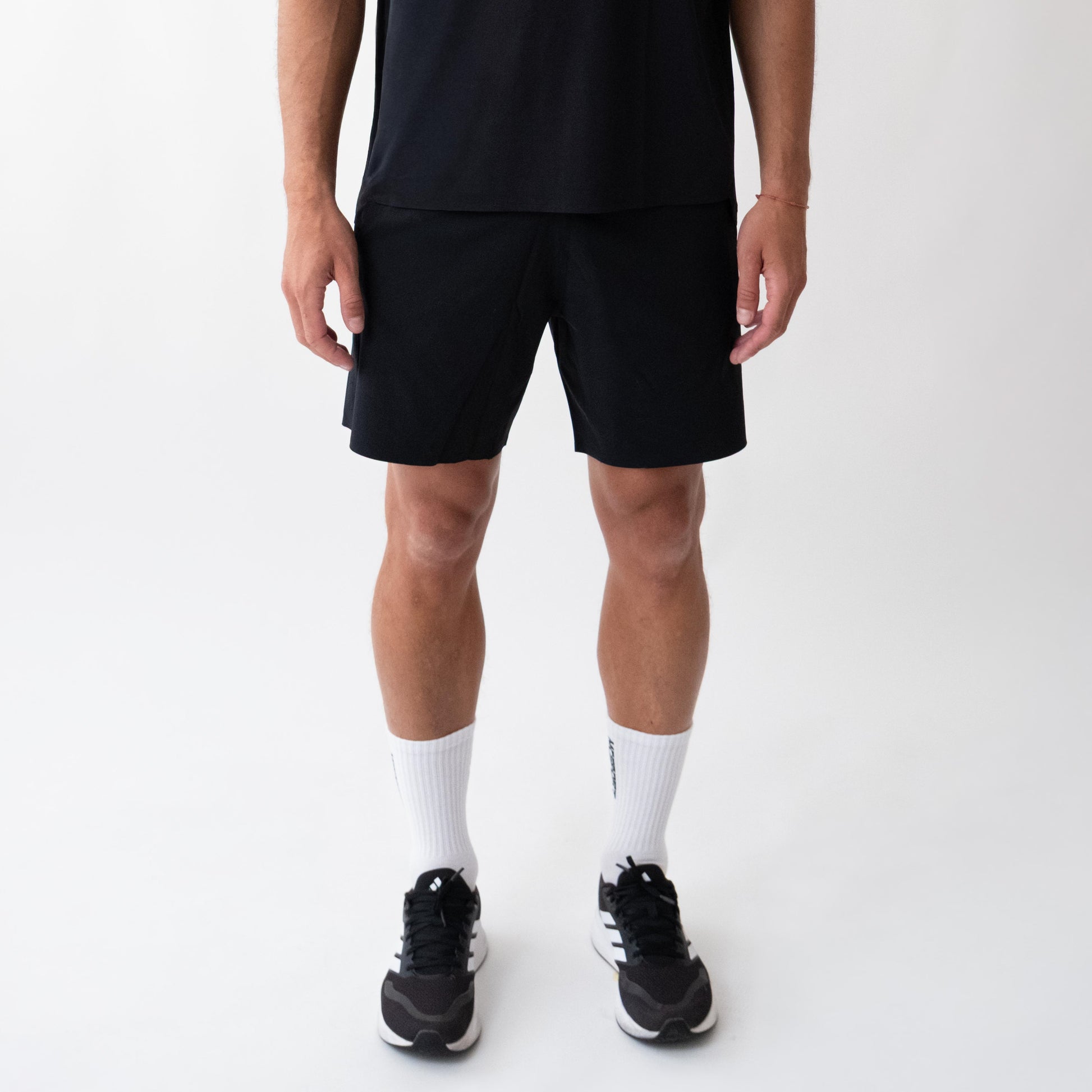 Pantaloncini neri sportivi da uomo indossati con tessuto 4-way stretch, ventilazione laser, tasca con zip e massimo comfort per ogni allenamento.