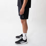 Pantaloncini neri sportivi da uomo indossati con tessuto 4-way stretch, ventilazione laser, tasca con zip e massimo comfort per ogni allenamento.