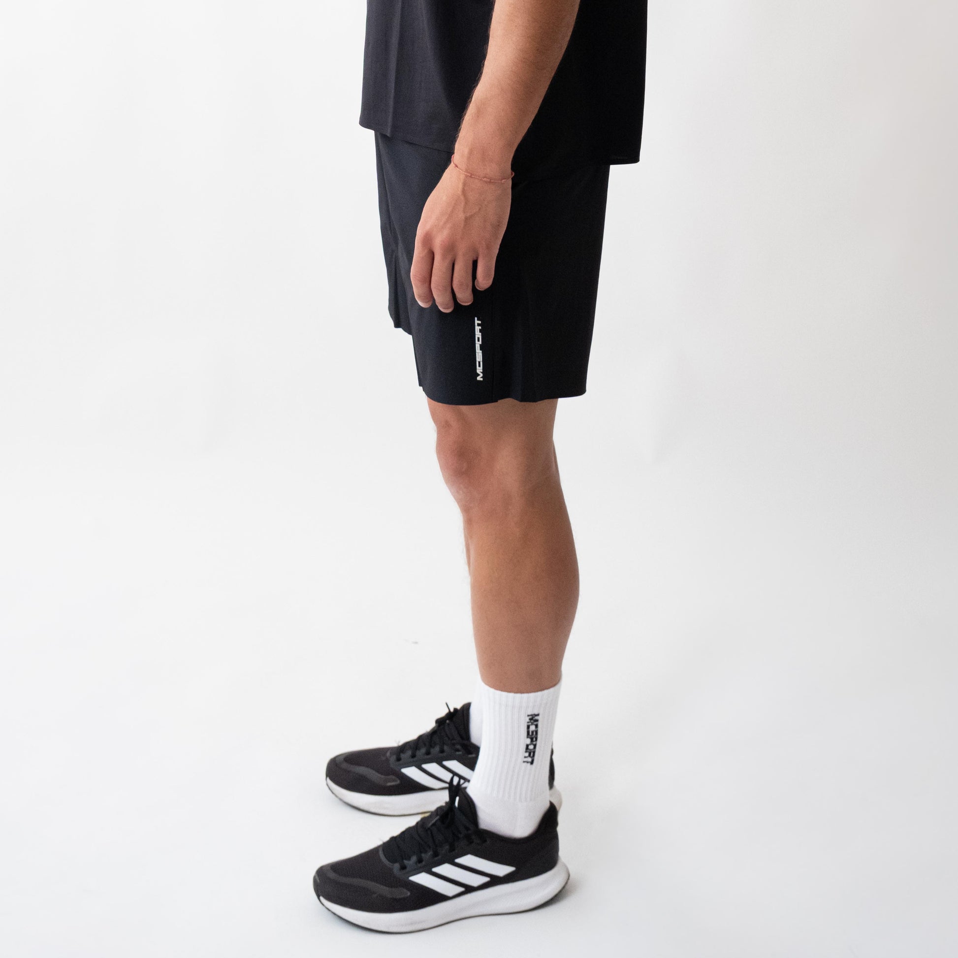 Pantaloncini neri sportivi da uomo indossati con tessuto 4-way stretch, ventilazione laser, tasca con zip e massimo comfort per ogni allenamento.