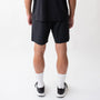 Pantaloncini neri sportivi da uomo indossati con tessuto 4-way stretch, ventilazione laser, tasca con zip e massimo comfort per ogni allenamento.
