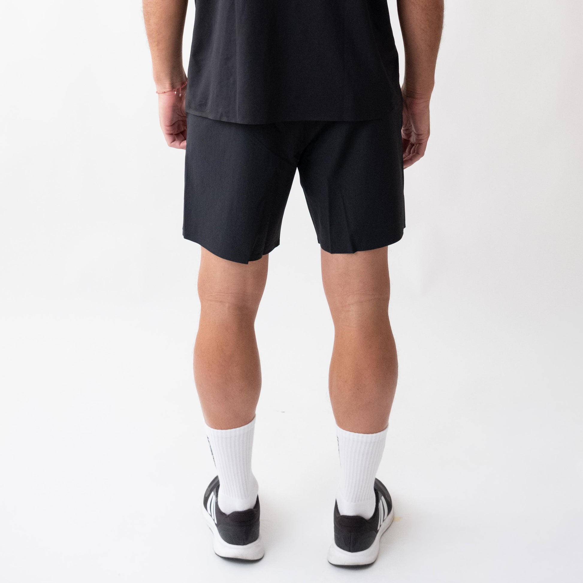 Pantaloncini neri sportivi da uomo indossati con tessuto 4-way stretch, ventilazione laser, tasca con zip e massimo comfort per ogni allenamento.
