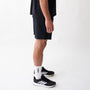 Pantaloncini neri sportivi da uomo indossati con tessuto 4-way stretch, ventilazione laser, tasca con zip e massimo comfort per ogni allenamento.