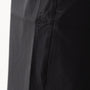 Dettaglio pantaloncini neri sportivi da uomo indossati con ventilazione laser.
