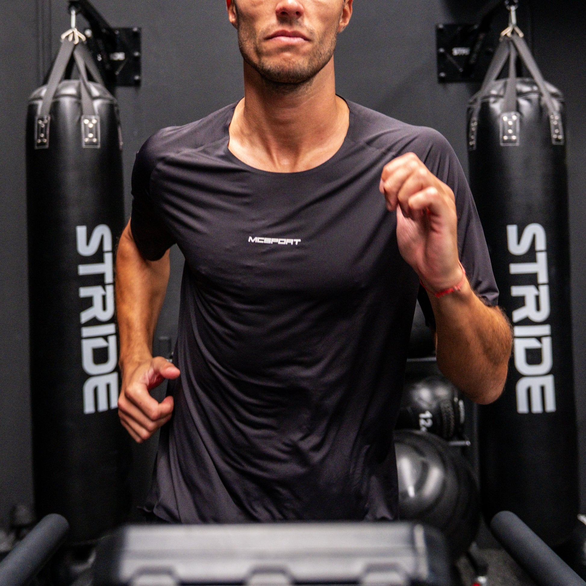 T-shirt sportiva seamless nera indossata, leggera e traspirante, con tessuto OEKO-TEX®, pannello in rete e comfort senza cuciture per ogni allenamento.