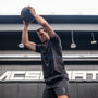 T-shirt sportiva seamless nera indossata, leggera e traspirante, con tessuto OEKO-TEX®, pannello in rete e comfort senza cuciture per ogni allenamento.