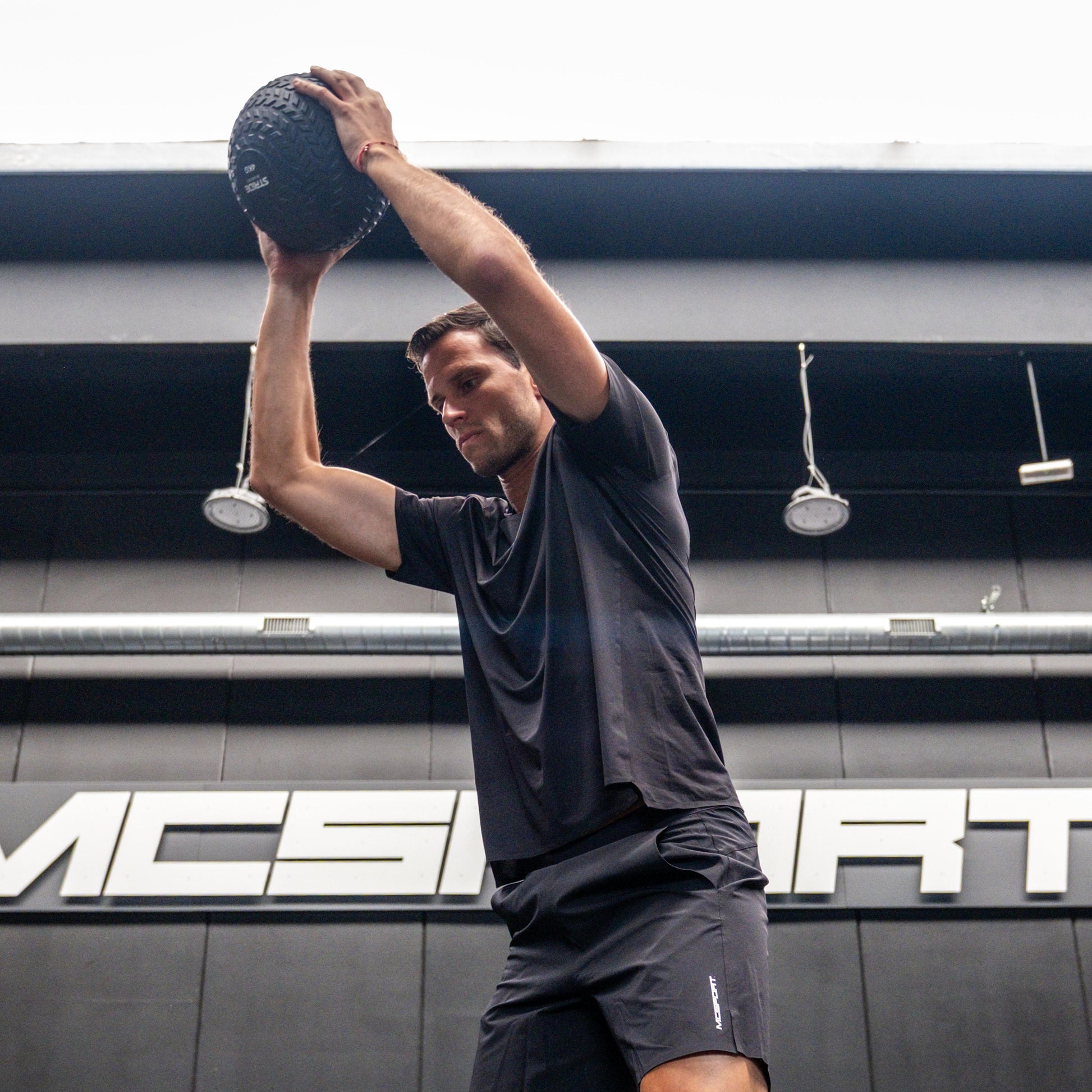 T-shirt sportiva seamless nera indossata, leggera e traspirante, con tessuto OEKO-TEX®, pannello in rete e comfort senza cuciture per ogni allenamento.