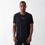 T-shirt sportiva seamless nera indossata, leggera e traspirante, con tessuto OEKO-TEX®, pannello in rete e comfort senza cuciture per ogni allenamento.