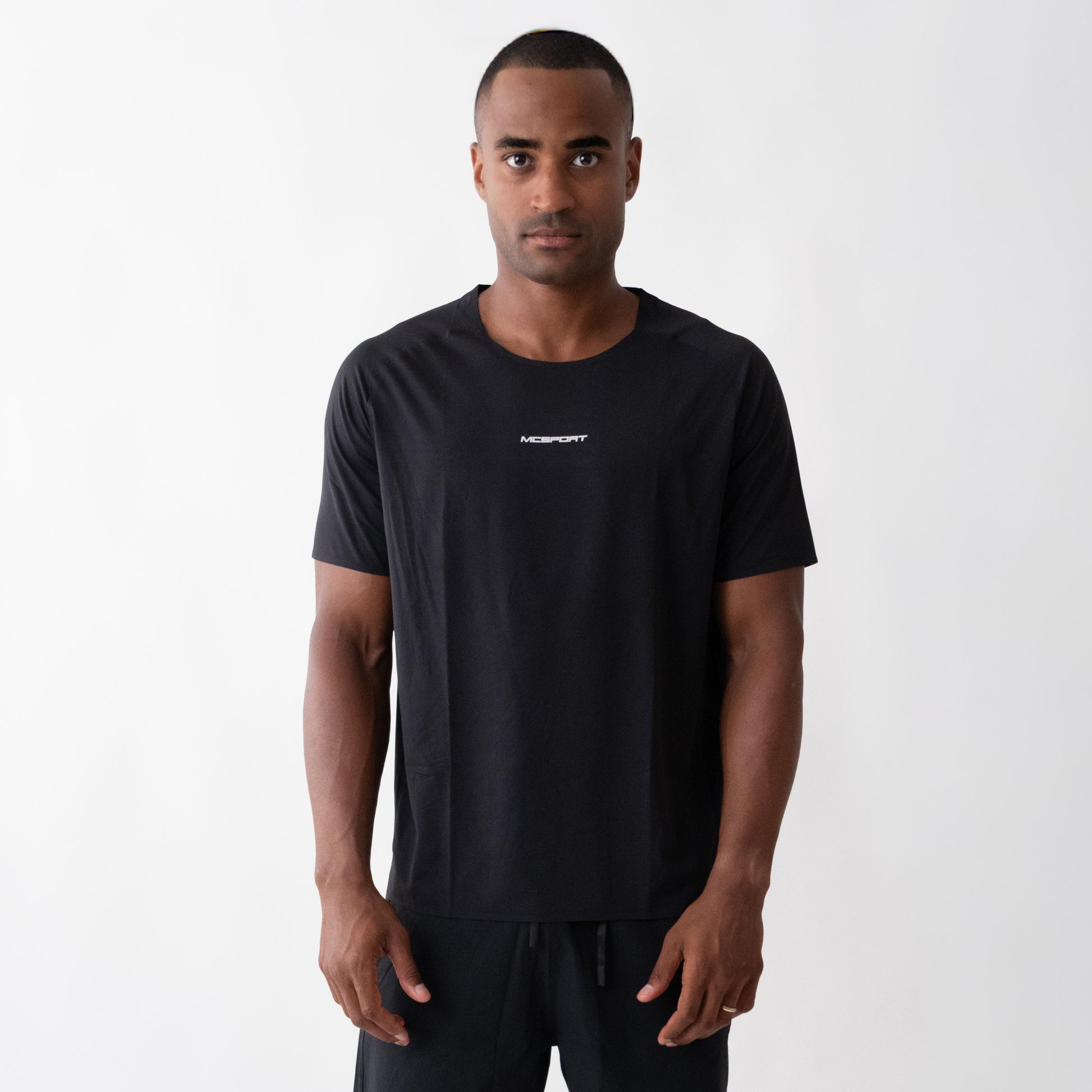 T-shirt sportiva seamless nera indossata, leggera e traspirante, con tessuto OEKO-TEX®, pannello in rete e comfort senza cuciture per ogni allenamento.