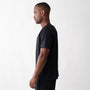 T-shirt sportiva seamless nera indossata, leggera e traspirante, con tessuto OEKO-TEX®, pannello in rete e comfort senza cuciture per ogni allenamento.