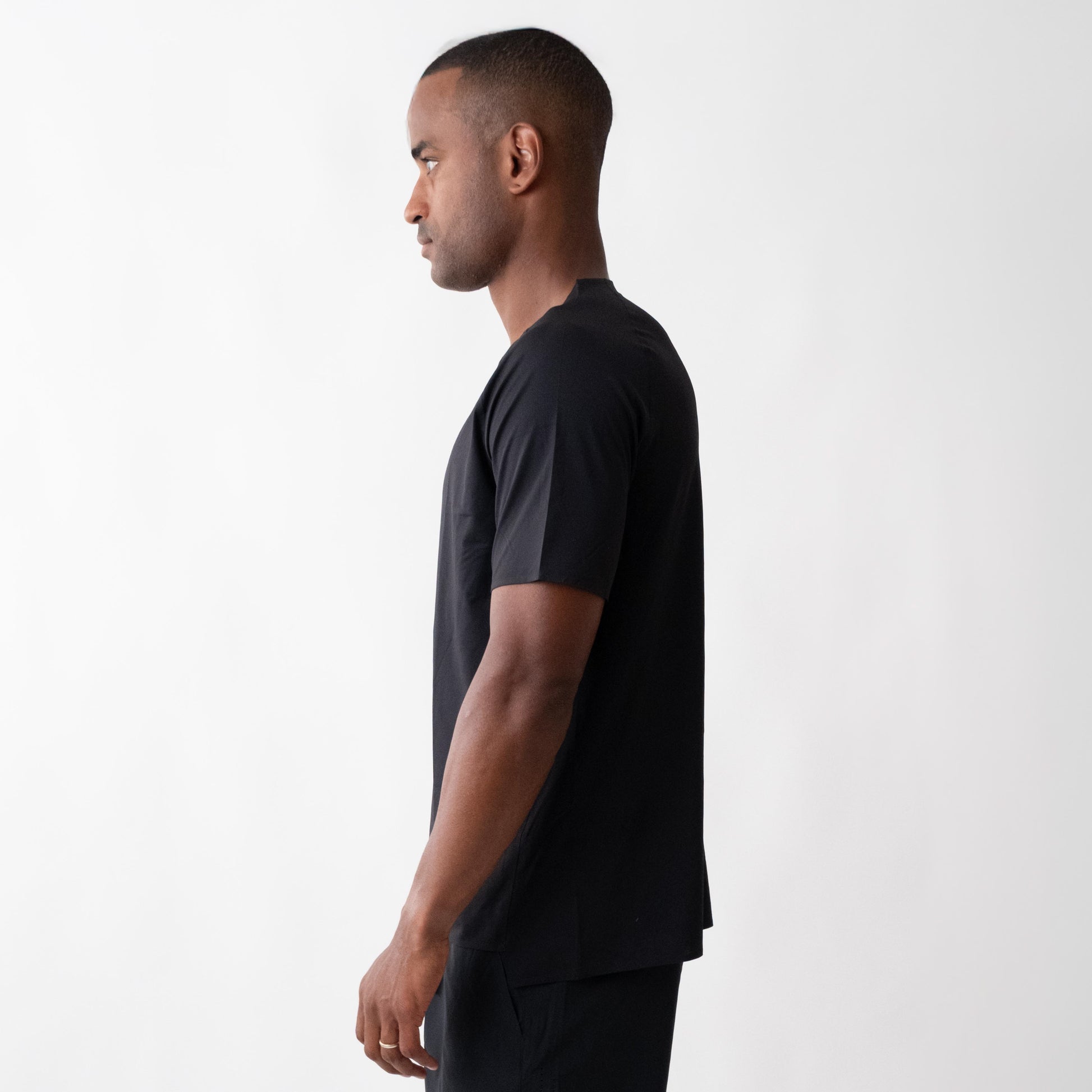 T-shirt sportiva seamless nera indossata, leggera e traspirante, con tessuto OEKO-TEX®, pannello in rete e comfort senza cuciture per ogni allenamento.