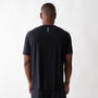 T-shirt sportiva seamless nera indossata, leggera e traspirante, con tessuto OEKO-TEX®, pannello in rete e comfort senza cuciture per ogni allenamento.