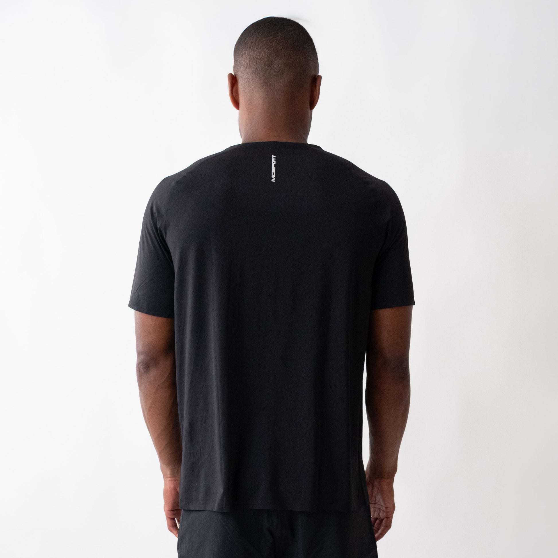 T-shirt sportiva seamless nera indossata, leggera e traspirante, con tessuto OEKO-TEX®, pannello in rete e comfort senza cuciture per ogni allenamento.