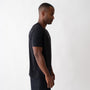 T-shirt sportiva seamless nera indossata, leggera e traspirante, con tessuto OEKO-TEX®, pannello in rete e comfort senza cuciture per ogni allenamento.