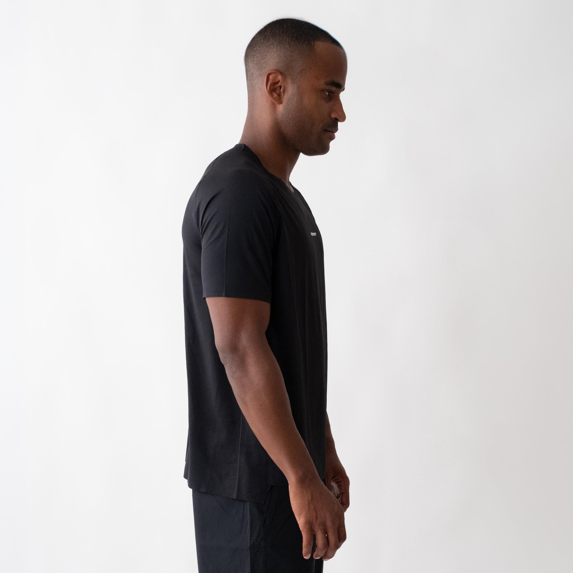 T-shirt sportiva seamless nera indossata, leggera e traspirante, con tessuto OEKO-TEX®, pannello in rete e comfort senza cuciture per ogni allenamento.