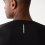 T-shirt sportiva seamless nera indossata, leggera e traspirante, con tessuto OEKO-TEX®, pannello in rete e comfort senza cuciture per ogni allenamento.
