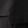 Dettaglio t-shirt sportiva seamless nera senza cuciture per ogni allenamento.