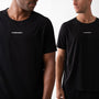 T-shirt sportiva seamless nera indossata, leggera e traspirante, con tessuto OEKO-TEX®, pannello in rete e comfort senza cuciture per ogni allenamento.