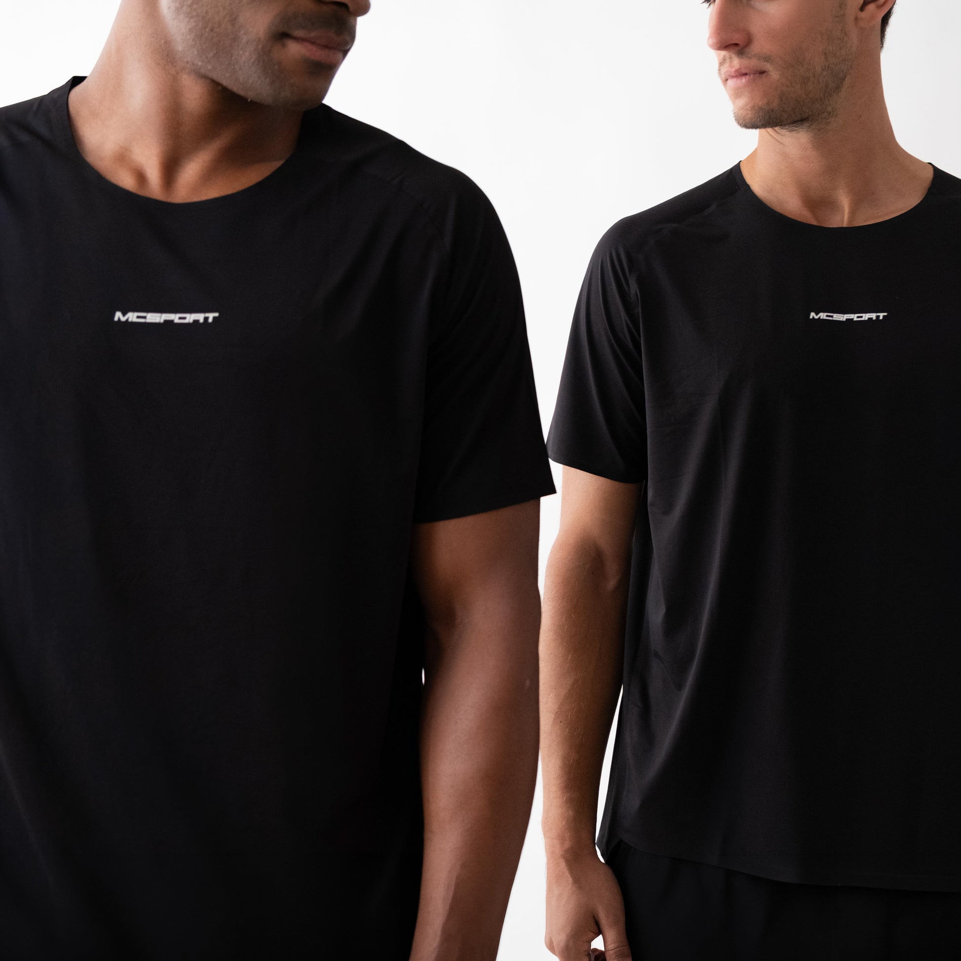T-shirt sportiva seamless nera indossata, leggera e traspirante, con tessuto OEKO-TEX®, pannello in rete e comfort senza cuciture per ogni allenamento.