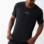 T-shirt sportiva seamless nera indossata, leggera e traspirante, con tessuto OEKO-TEX®, pannello in rete e comfort senza cuciture per ogni allenamento.