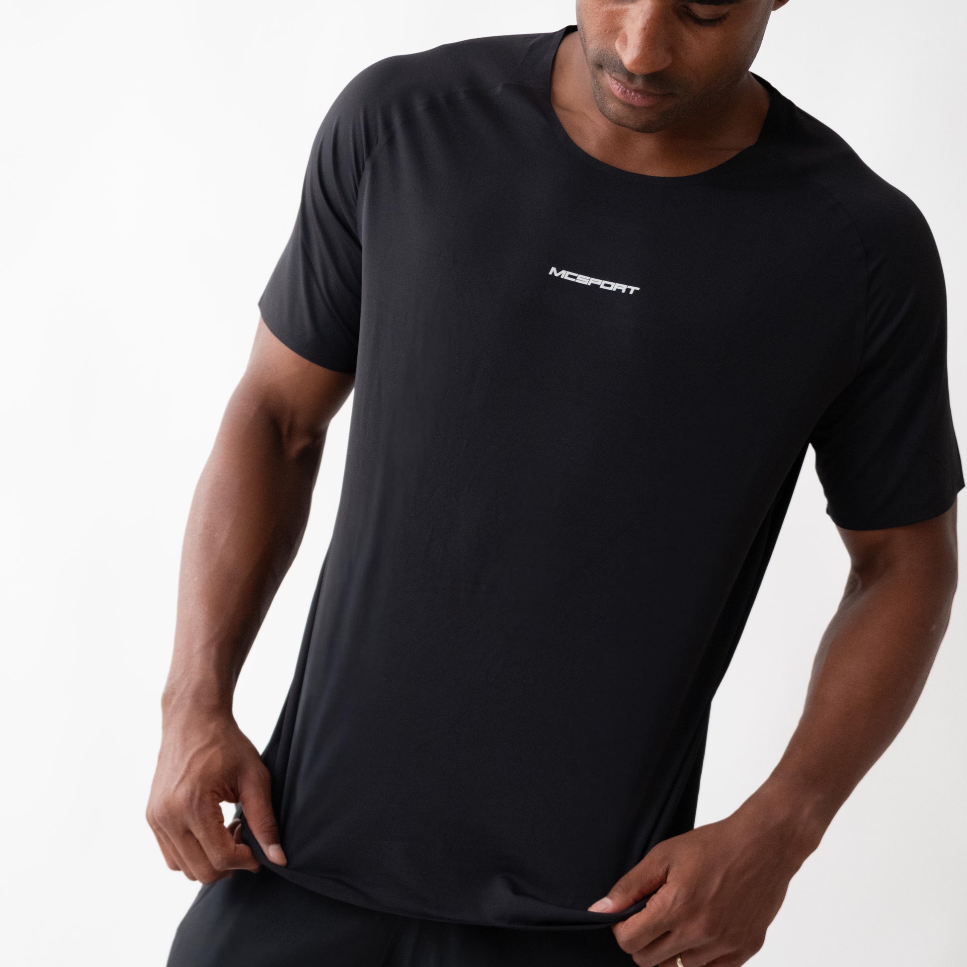 T-shirt sportiva seamless nera indossata, leggera e traspirante, con tessuto OEKO-TEX®, pannello in rete e comfort senza cuciture per ogni allenamento.